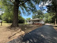Cozy & Stylish 3 Bedroom Black and White Cottage. Perfect for Families & Groups! - Wi-Fi