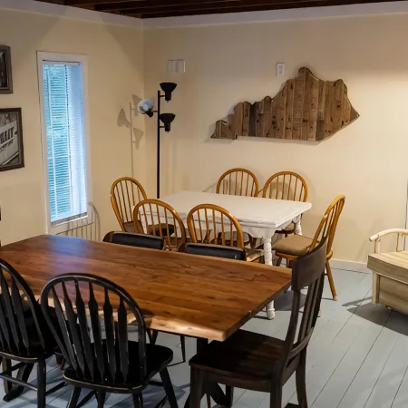 Spacious 6-bedroom house with WiFi & AC in charming Jamestown lake ramp access