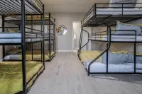 Grand Park, Westfield, Space For Entire Team, Sleeps 30 comfortably. Unit B - Homestays