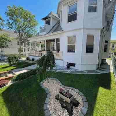 Lovely Victorian Home. Spacious 2 bedroom w/ Parking. Bed & Breakfast Type Space Hotel Exterior