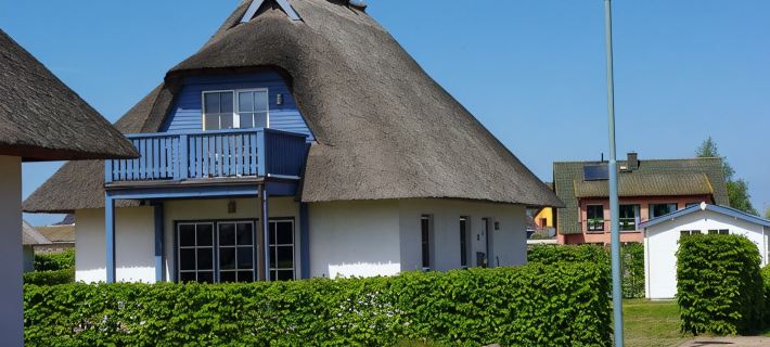 Family-Friendly House under Ried, Dogs Welcome Hoteles en Zinnowitz