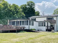 Lake Escape with Paddle Boards, Fire Pit & Game Room - Træningscentre