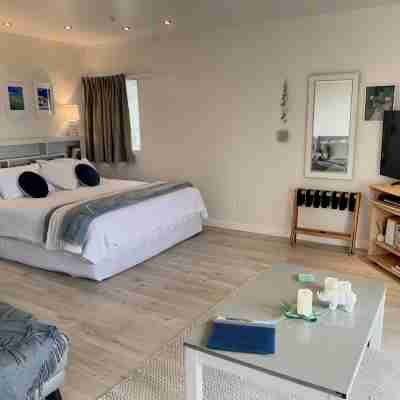 Waterfront fabulous view, spacious studio, heated pool & 10 mins walk into town. Rooms