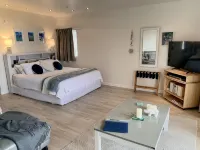 Waterfront fabulous view, spacious studio, heated pool & 10 mins walk into town. - 民宿