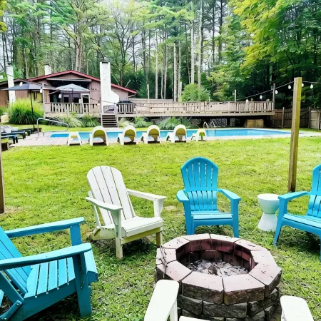 Heated Saltwater Pool • 4 Min to Woodstock • Private Deck & Fire Pit