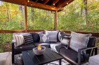 Resort Retreat: Sauna, Hot Tub, Pool table + more!