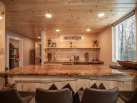 12 Bed, 6 Bath, 20 Guests STEPS from Sunday River w/ Hot Tub & Game Room Hotels in Newry