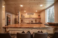 12 Bed, 6 Bath, 20 Guests STEPS from Sunday River w/ Hot Tub & Game Room