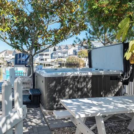 Shorely Waterfront •XL 2nd FL 2/3Br 2.5BTH•Private Jacuzzi, Dock, Kayaks, Bikes