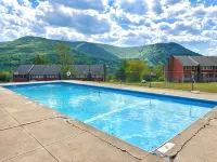 Luxury Hunter Mountain View Townhome -Pool-Fire Pit-Walk to Scribner’s-Sleeps 10 - Pools