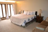 Riverfront, golf course retreat with pool!