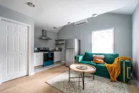 Unwind in a Modern Suite near Marietta Square