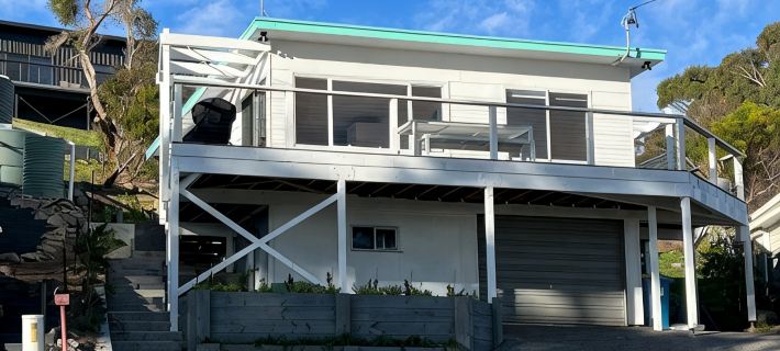 PIPI SHACK Iconic waterfront shack at Binalong Bay Beach, Bay of Fires Hotels in Binalong Bay