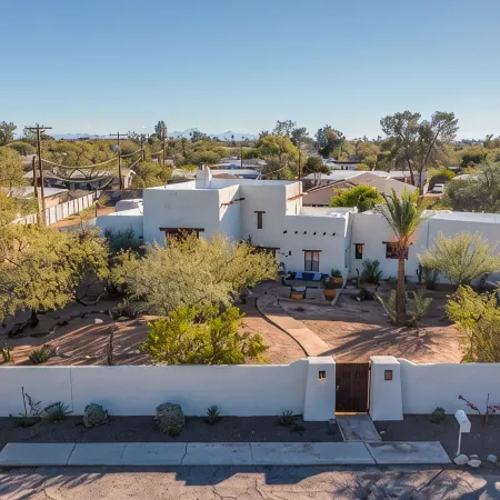 Midtown home with Pool Spa, fire pit, close to U of A, Restaurants, & Shopping