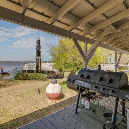 Newly renovated lakehouse sleeps 7 with boathouse, fenced yard and kayaks
