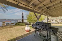 Newly renovated lakehouse sleeps 7 with boathouse, fenced yard and kayaks - Homestays