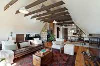 The Pearl, NH hidden luxury close to the Quinnipiac River in historic property