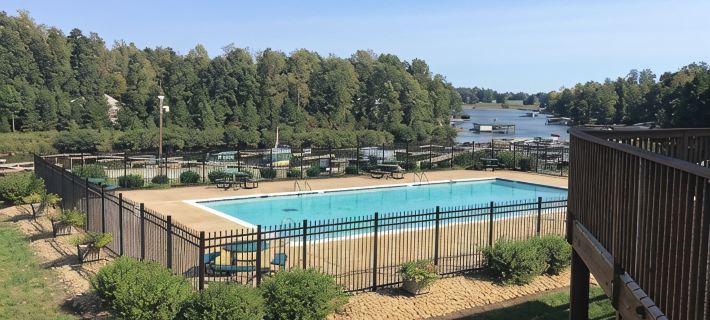 Enjoy lake life FREE kayak and canoes. Relax at this family friendly lake house. Hotels in Louisa County