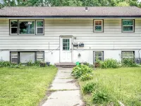 Relax with the family in a newly renovated and furnished upper level duplex. Hoteles en Fridley