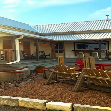 Historic Farm Stay, Star Gazing, Antique Shopping, Pet Friendly!