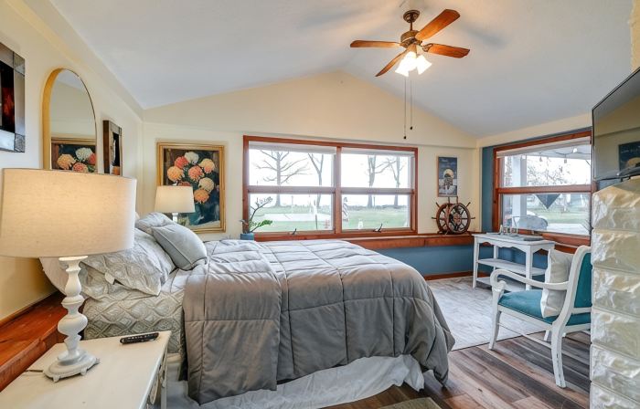 Front Porch & Balcony overlooking Park/Lake Erie! Cedar Point, Fishing & Beach!