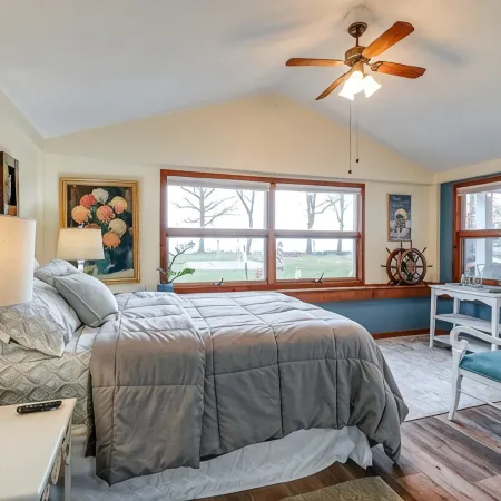 Front Porch & Balcony overlooking Park/Lake Erie! Cedar Point, Fishing & Beach!