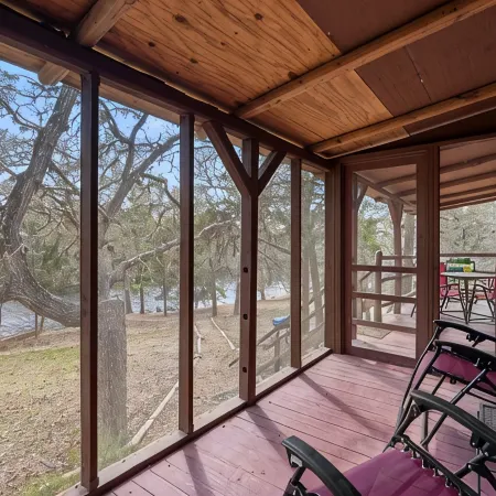 22 miles to Round Top, 3/2 w/ trailer parking, relaxing cozy cabin w/ lake, wifi
