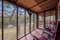 22 miles to Round Top, 3/2 w/ trailer parking, relaxing cozy cabin w/ lake, wifi - Hytter