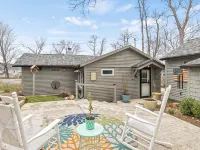 Lakeview retreat with beach access. Stylish home just steps from Deep Run Beach. 고르함 호텔