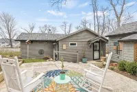 Lakeview retreat with beach access. Stylish home just steps from Deep Run Beach. - stanze in case private
