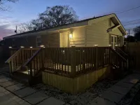 The Chic Getaway: 2BD/1BA Q Beds w/ Smart TVs - Bungalows