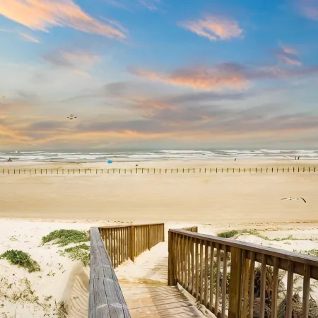 Sea Glass Getaway - Walk to Beach *King Bed*