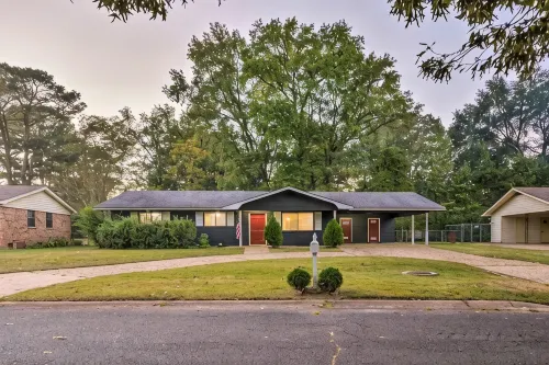 Cheerful 3 BR 1.5 BA Home in Great Neighborhood! Recently Renovated! - Wifi