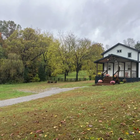 The Flint House! Lovely Cabin located in beautiful Campbellsville Ky.