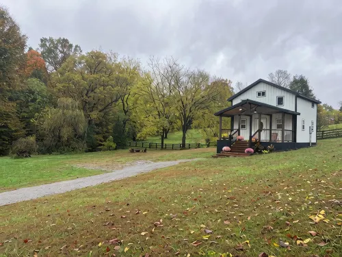 The Flint House! Lovely Cabin located in beautiful Campbellsville Ky. - 3-Star