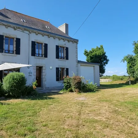 Quiet renovated house near the beach with beautiful garden in Kerdalé