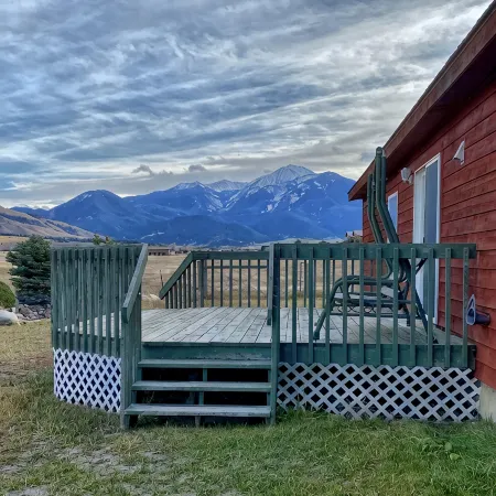 Summer & Winter Paradise, Stunning Mountain Views & Close To Yellowstone Park!