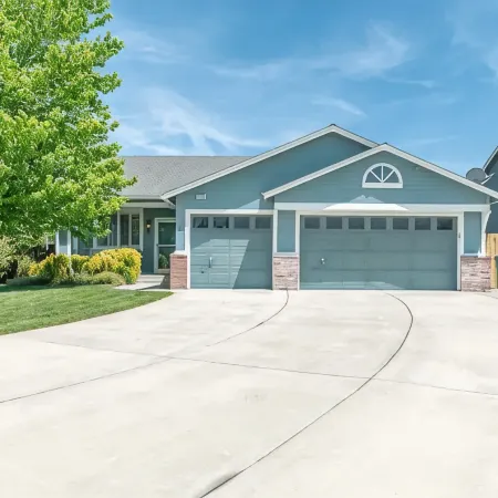 ☀Cheerful Family Getaway ~ Large & Sunny Backyard☀