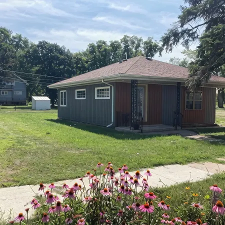 Cozy Beach Cottage. Great lake views. Lake access! Sleeps 6 efficiently.