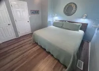 Salty Paws-Walk to beach/Fenced Yard/Pet Friendly