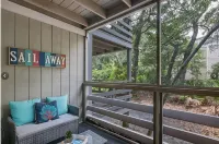 Quick Beach Access- Beautiful Screened in Deck and POOL - Private Pools