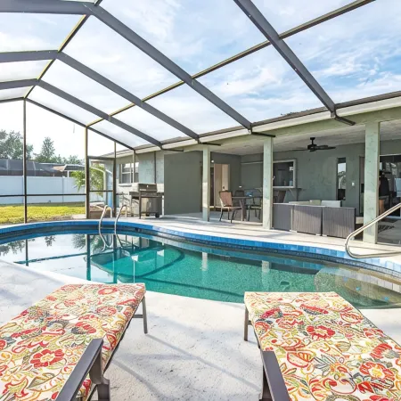4Br Private Pool Home, Screened Lanai, & 3mi to Srq Airport
