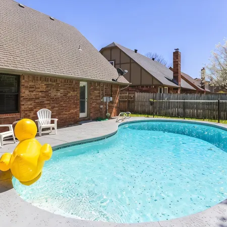 Comfy Hangout House - Sleeps 16 - Pool & Hot Tub!
