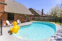 Comfy Hangout House - Sleeps 16 - Pool & Hot Tub! - piscina