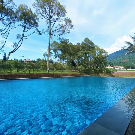 Lenirra Villa & Resto Hotels in Cijeruk