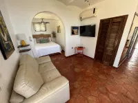 One bedroom oceanfront guesthouse. Hôtels à : Compostela