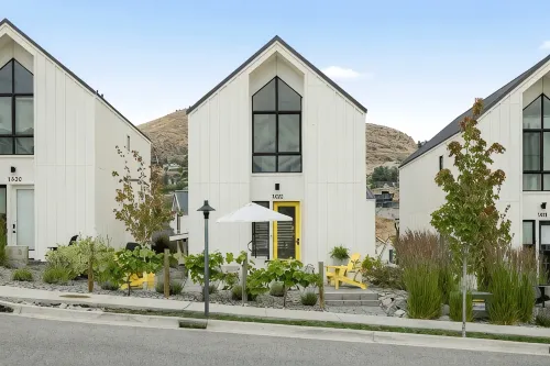 Outdoor Heater & Covered Patio, Paddle Boards, Fire Table, Bikes, Outdoor Games - 4-Star