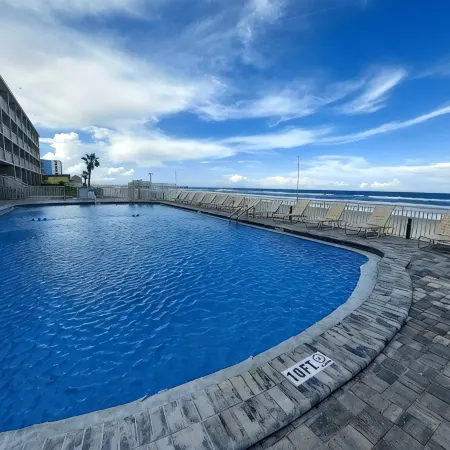 Oceanview Daytona Beach Studio • Off Duty Mermaid • Pool, Sleeps 4