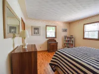 Rustic Hills Retreat...a scenic home on beautiful lake front property. Ξενοδοχεία στην πόλη Branch County