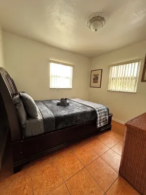 Charming 2-bedroom cottage in enjoyable Pinellas Park with AC, WiFi, and more